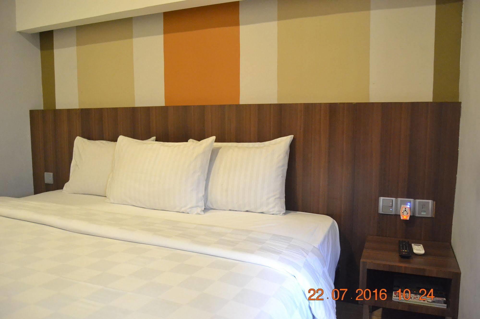 J Hotel Medan Exterior photo