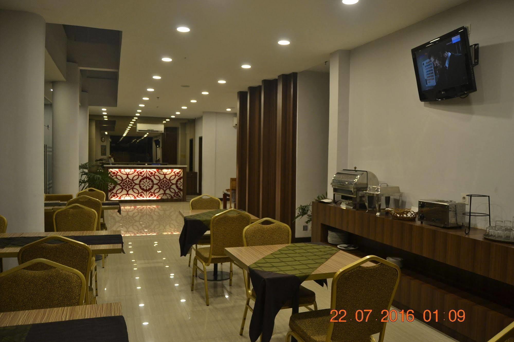J Hotel Medan Exterior photo