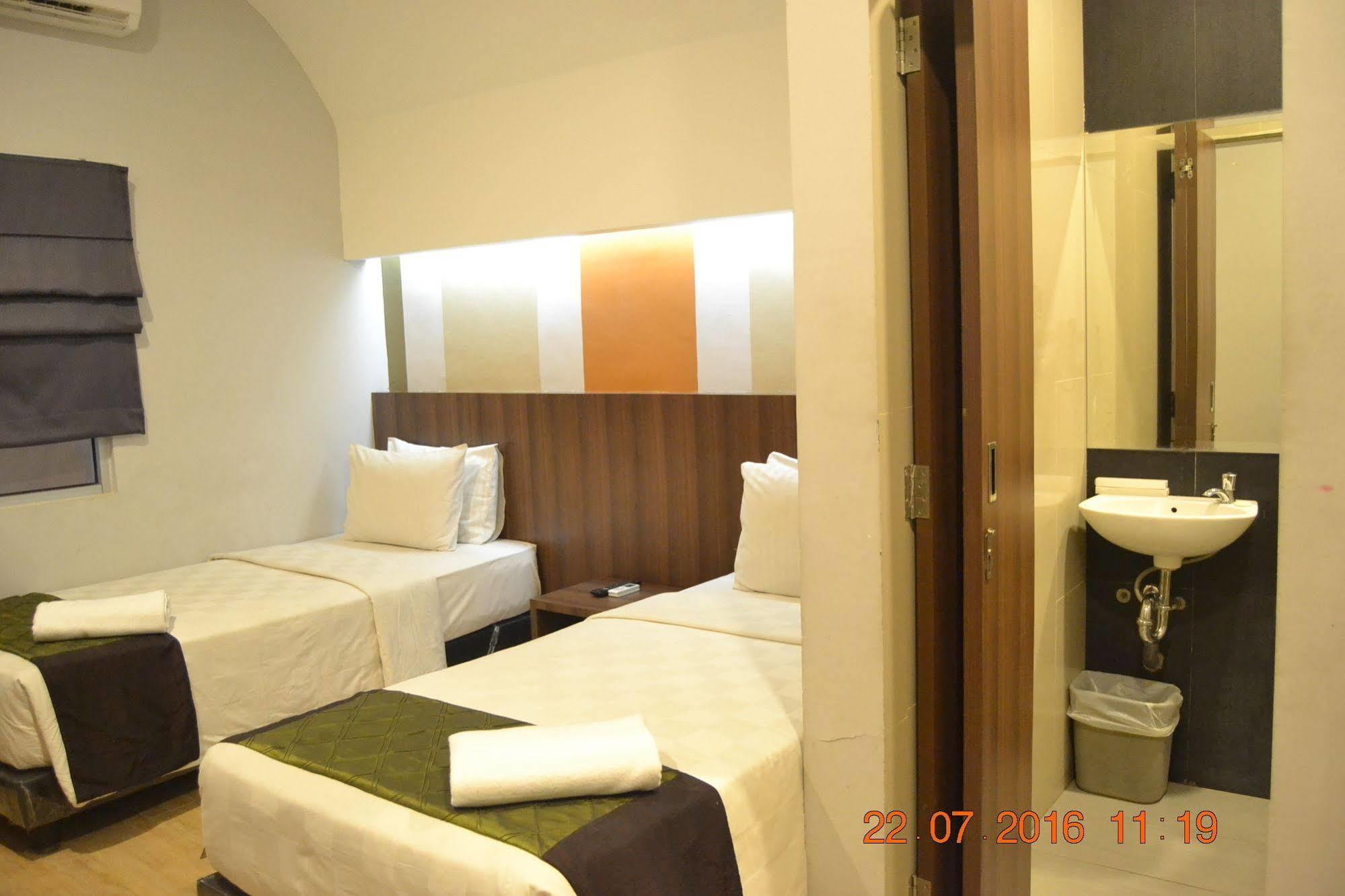J Hotel Medan Exterior photo