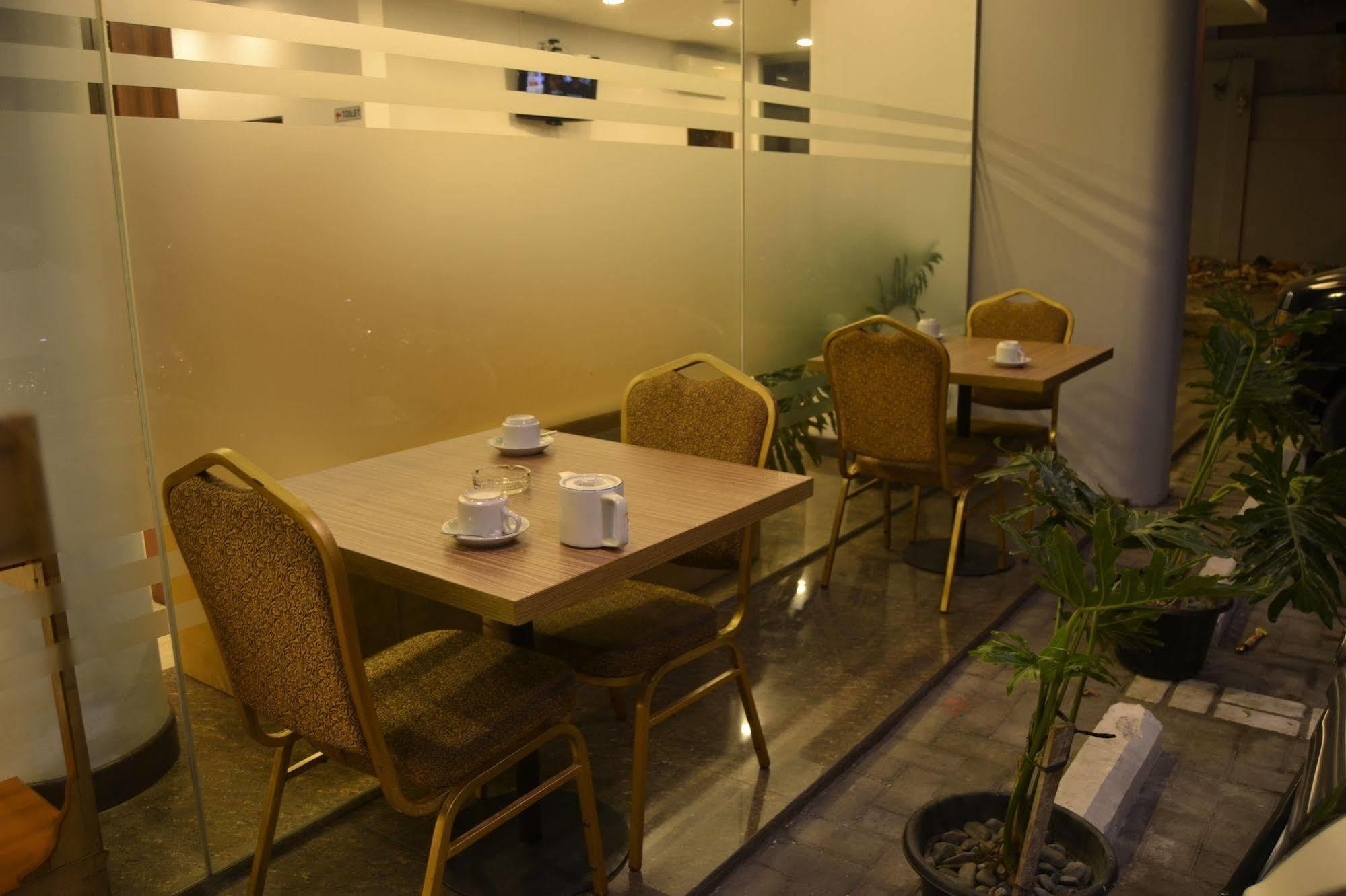 J Hotel Medan Exterior photo